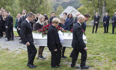 Øystre Slidre 20180914.
Langrennsløperen Ida Eide begraves fra Lidar kirke i Øystre Slidre. Kisten med Ida Eide ble båret av foreldrene Bjørn og Ellen, søstrene Mari og Hilde, Nils-Ingar Aadne og Anders Glørsen.
Foto: Vidar Ruud / NTB scanpix